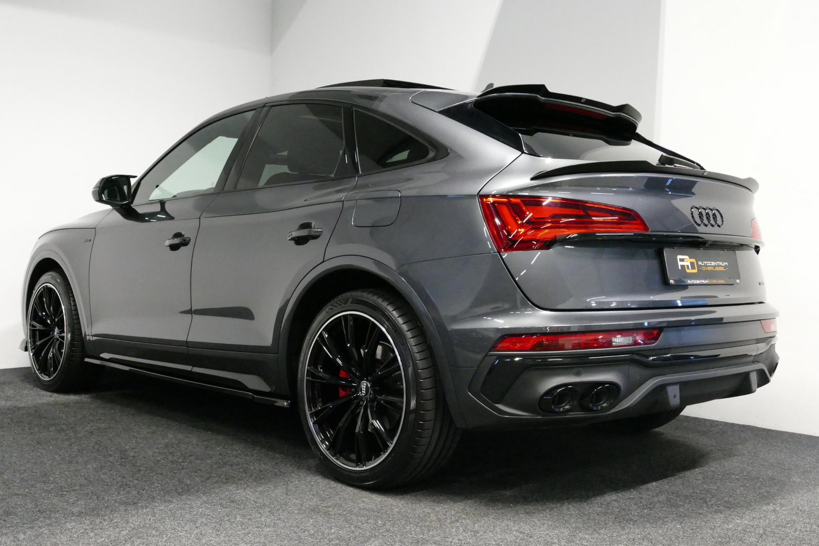 Audi Q5 Sportback 55 TFSI e S edition Competition / S Line / Maxton Design Bodykit V.2 / Panoramadak / Luchtvering / Matrix LED koplampen / Apple Carplay - Android Auto / Ambienteverlichting / Stoelverwarming / Achteruitrijcamera / 21'' LMV