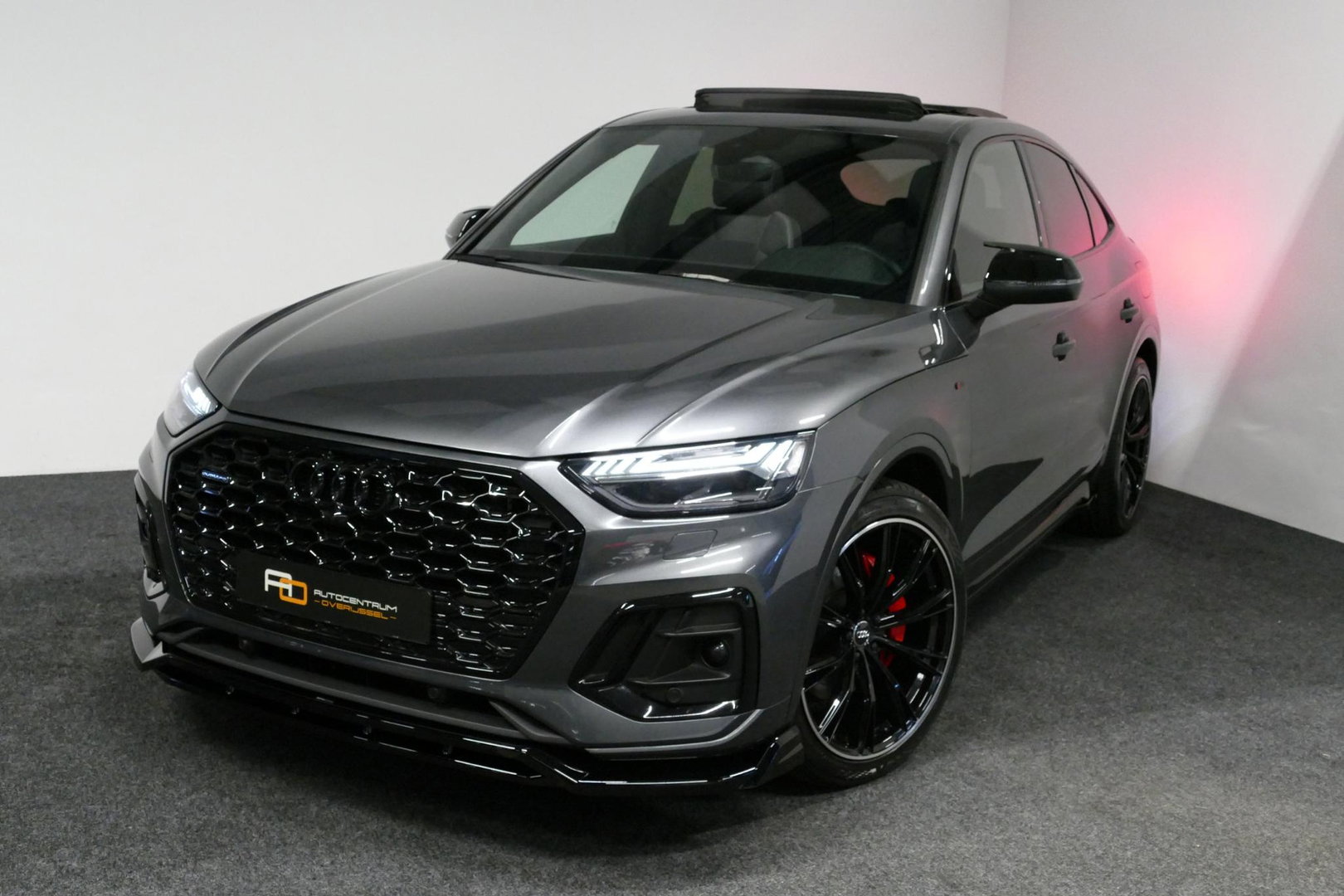 Audi Q5 Sportback 55 TFSI e S edition Competition / S Line / Maxton Design Bodykit V.2 / Panoramadak / Luchtvering / Matrix LED koplampen / Apple Carplay - Android Auto / Ambienteverlichting / Stoelverwarming / Achteruitrijcamera / 21'' LMV