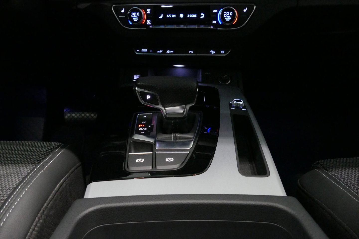 Audi Q5 Sportback 55 TFSI e S edition Competition / S Line / Maxton Design Bodykit V.2 / Panoramadak / Luchtvering / Matrix LED koplampen / Apple Carplay - Android Auto / Ambienteverlichting / Stoelverwarming / Achteruitrijcamera / 21'' LMV