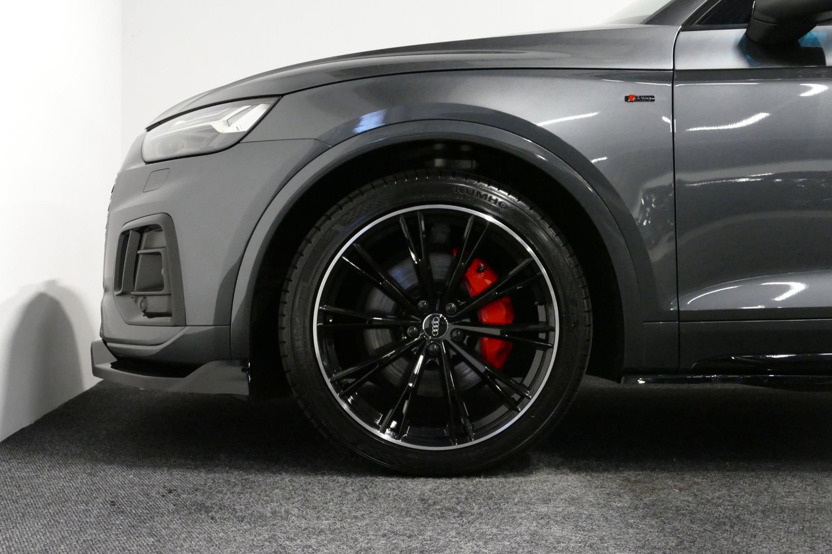 Audi Q5 Sportback 55 TFSI e S edition Competition / S Line / Maxton Design Bodykit V.2 / Panoramadak / Luchtvering / Matrix LED koplampen / Apple Carplay - Android Auto / Ambienteverlichting / Stoelverwarming / Achteruitrijcamera / 21'' LMV