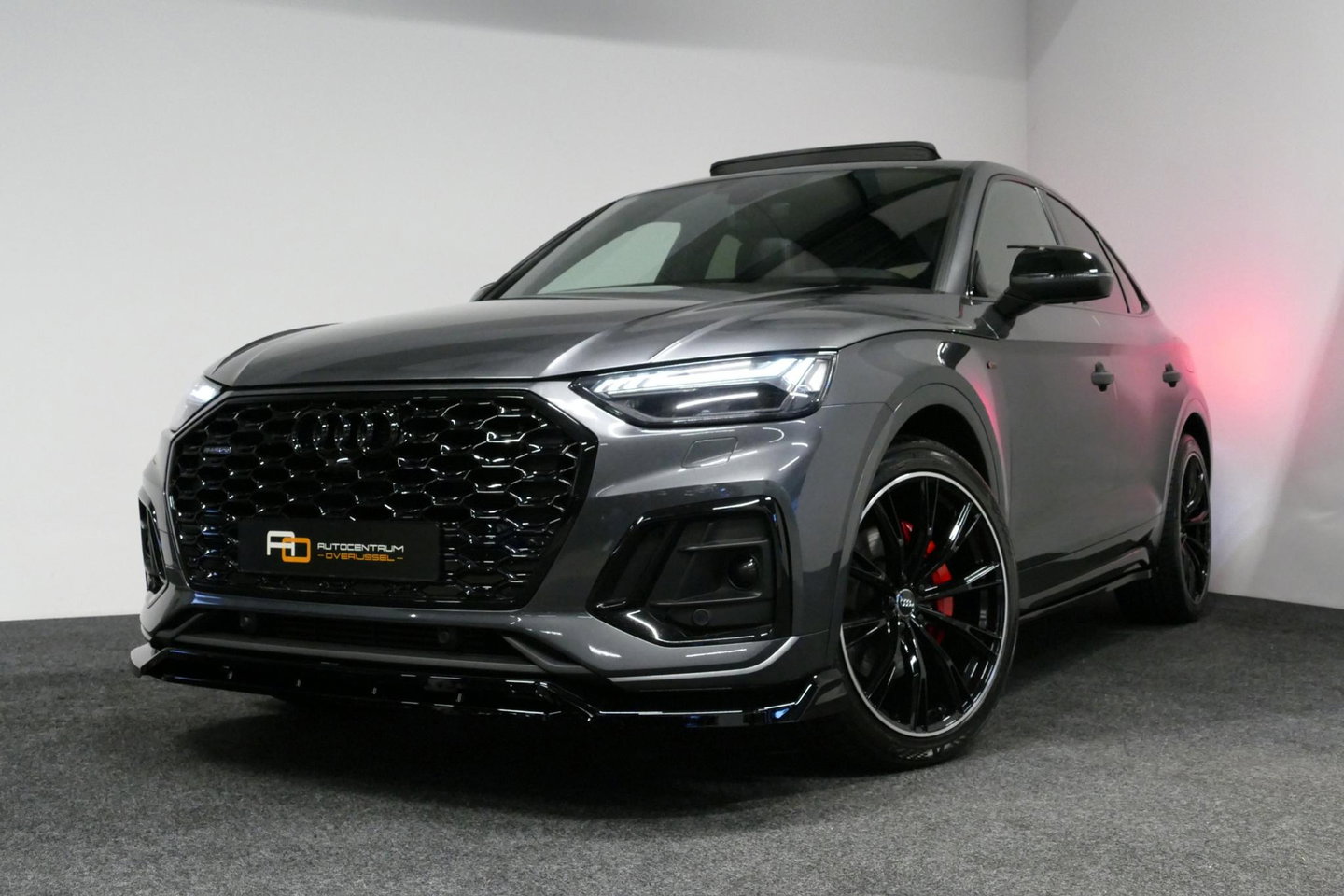 Audi Q5 Sportback 55 TFSI e S edition Competition / S Line / Maxton Design Bodykit V.2 / Panoramadak / Luchtvering / Matrix LED koplampen / Apple Carplay - Android Auto / Ambienteverlichting / Stoelverwarming / Achteruitrijcamera / 21'' LMV