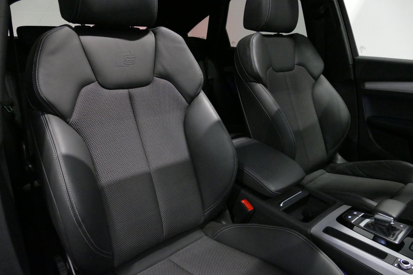 Audi Q5 Sportback 55 TFSI e S edition Competition / S Line / Maxton Design Bodykit V.2 / Panoramadak / Luchtvering / Matrix LED koplampen / Apple Carplay - Android Auto / Ambienteverlichting / Stoelverwarming / Achteruitrijcamera / 21'' LMV