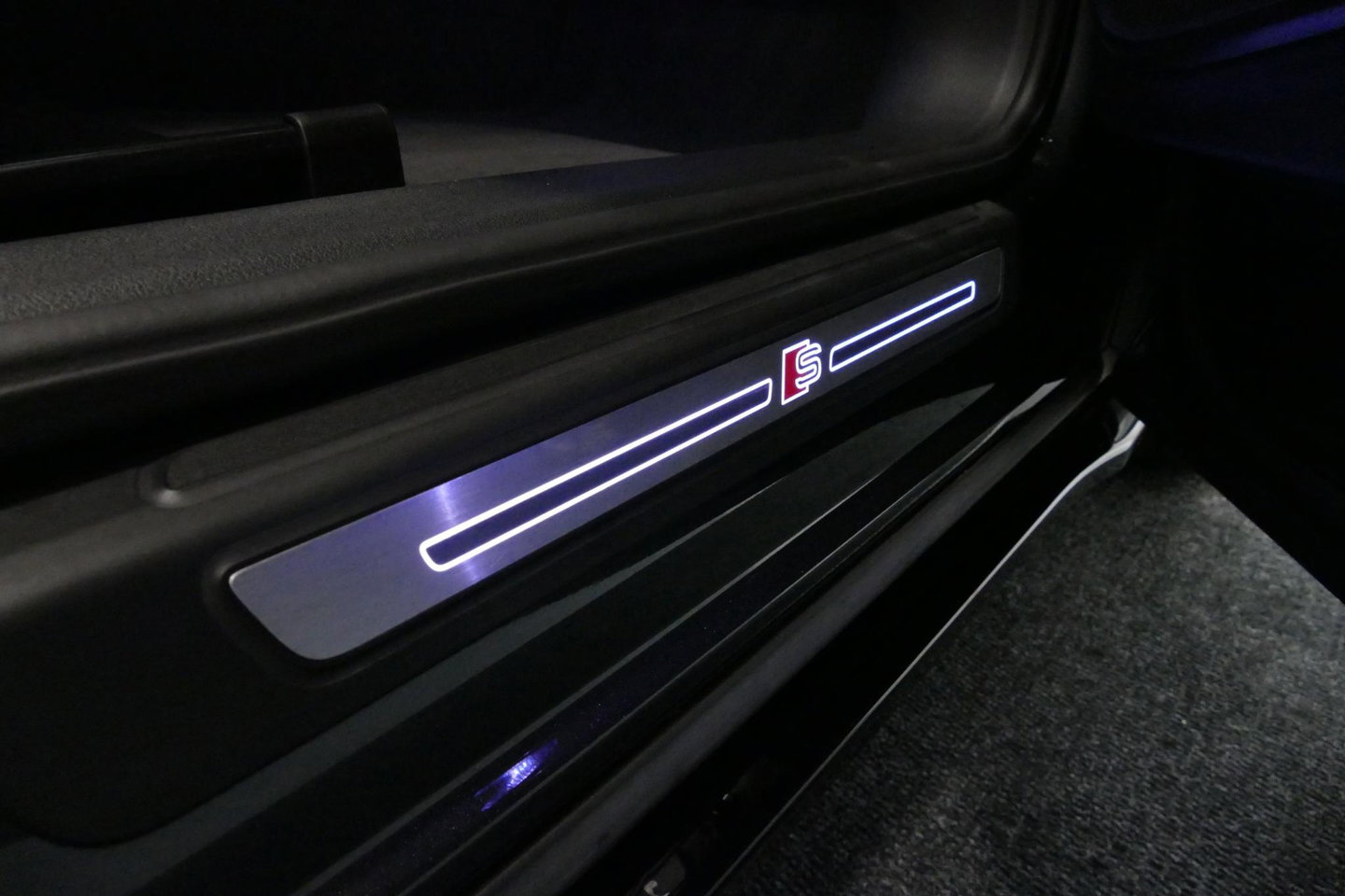 Audi Q5 Sportback 55 TFSI e S edition Competition / S Line / Maxton Design Bodykit V.2 / Panoramadak / Luchtvering / Matrix LED koplampen / Apple Carplay - Android Auto / Ambienteverlichting / Stoelverwarming / Achteruitrijcamera / 21'' LMV