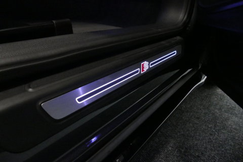 Audi Q5 Sportback 55 TFSI e S edition Competition / S Line / Maxton Design Bodykit V.2 / Panoramadak / Luchtvering / Matrix LED koplampen / Apple Carplay - Android Auto / Ambienteverlichting / Stoelverwarming / Achteruitrijcamera / 21'' LMV