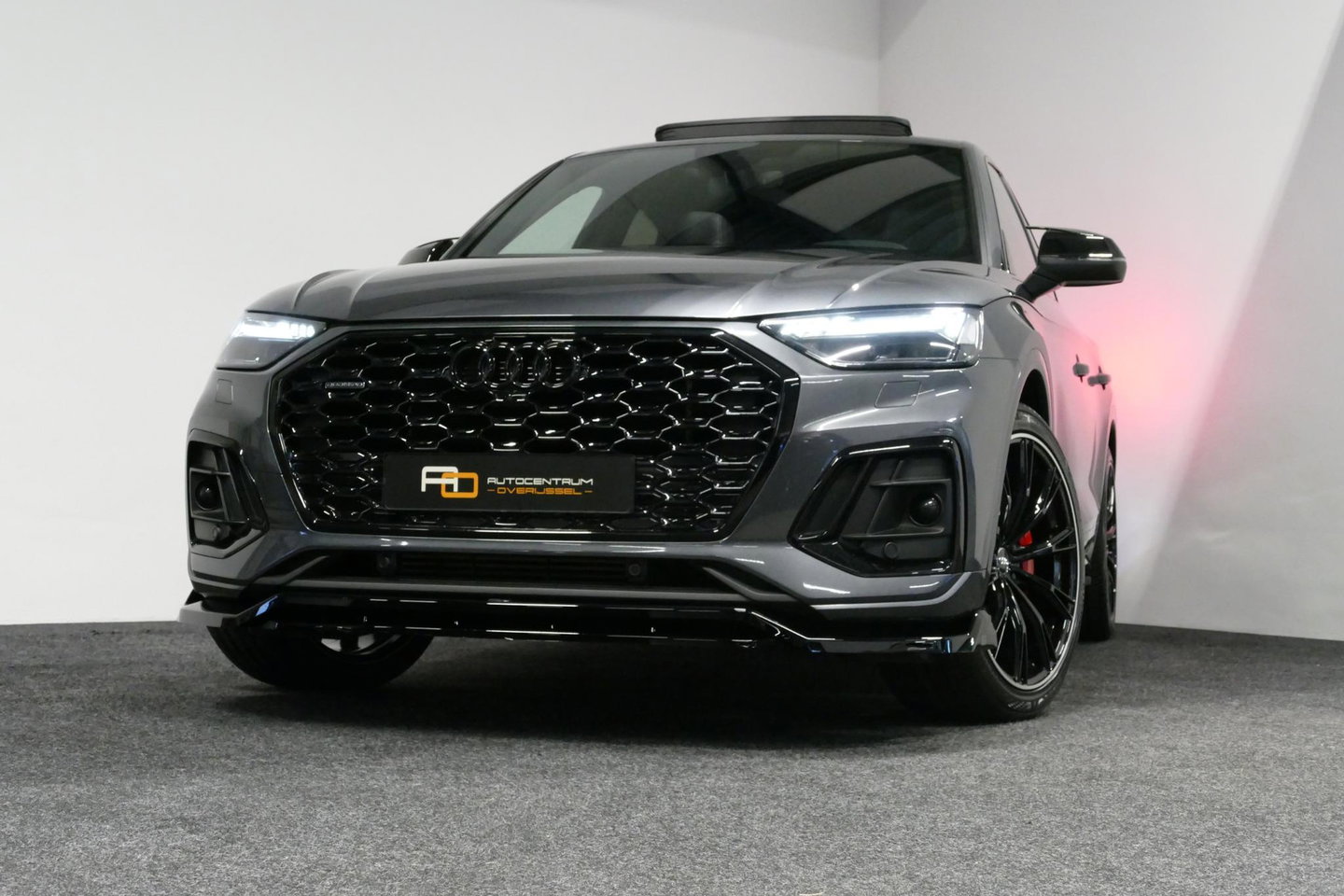 Audi Q5 Sportback 55 TFSI e S edition Competition / S Line / Maxton Design Bodykit V.2 / Panoramadak / Luchtvering / Matrix LED koplampen / Apple Carplay - Android Auto / Ambienteverlichting / Stoelverwarming / Achteruitrijcamera / 21'' LMV