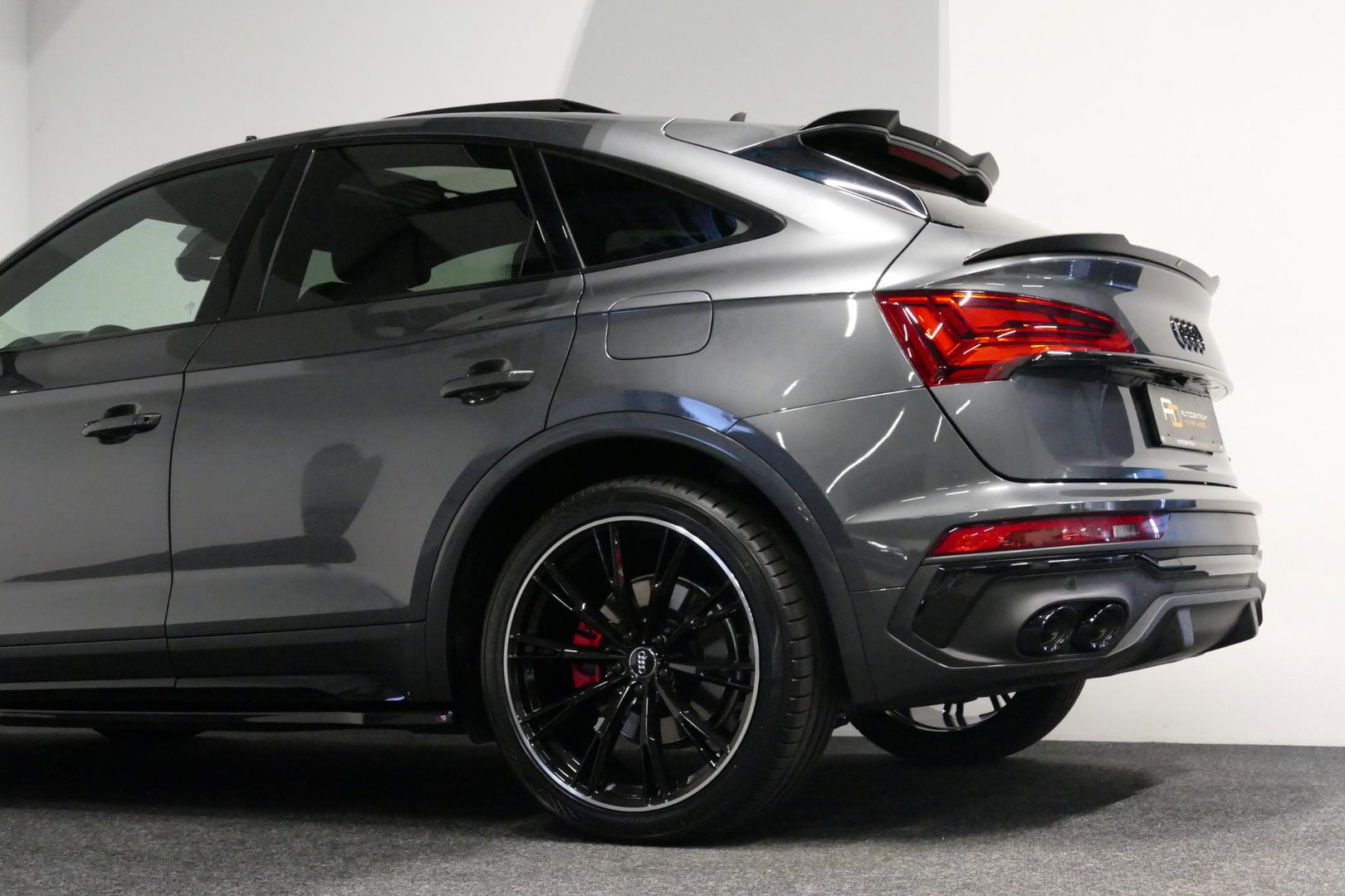 Audi Q5 Sportback 55 TFSI e S edition Competition / S Line / Maxton Design Bodykit V.2 / Panoramadak / Luchtvering / Matrix LED koplampen / Apple Carplay - Android Auto / Ambienteverlichting / Stoelverwarming / Achteruitrijcamera / 21'' LMV