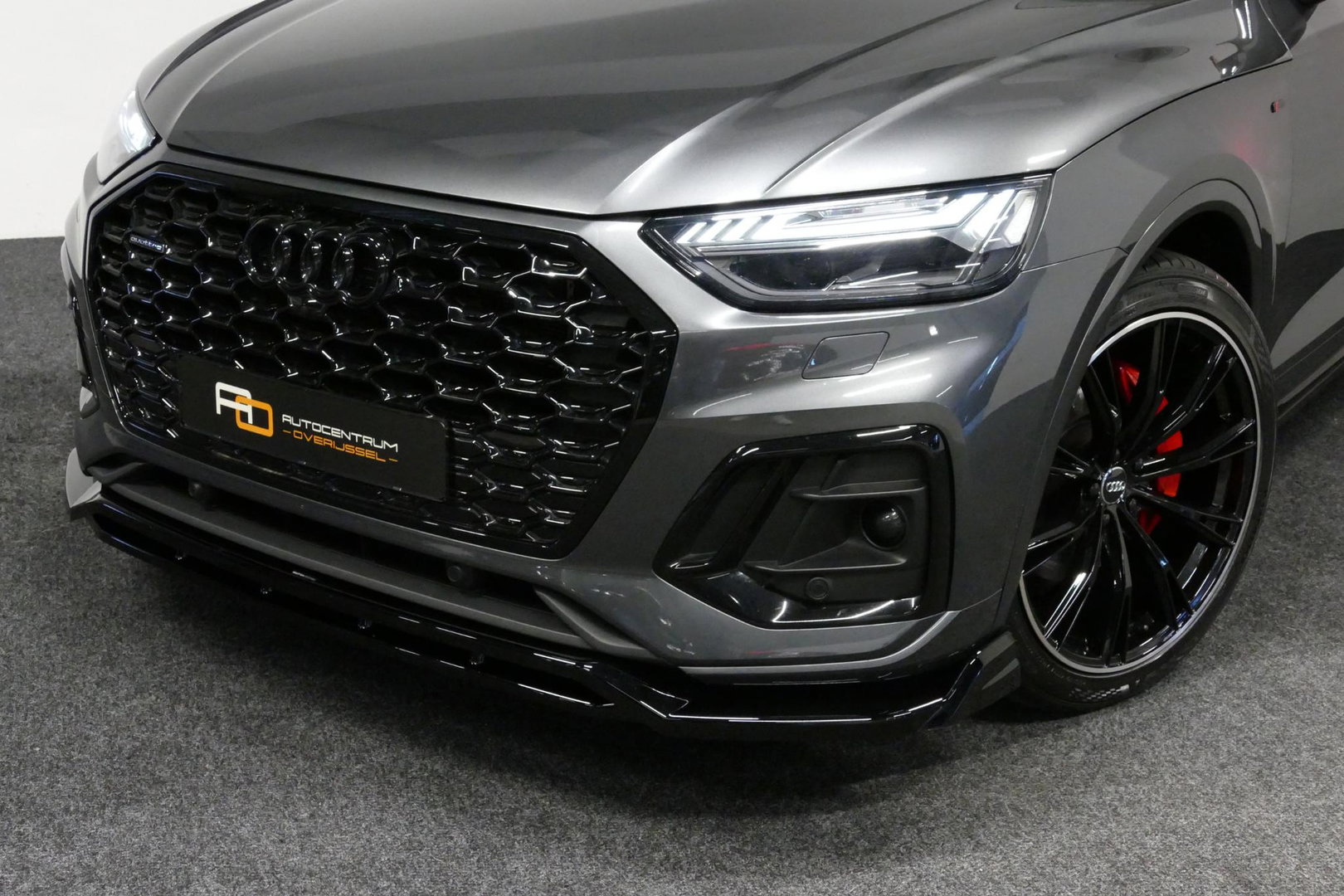 Audi Q5 Sportback 55 TFSI e S edition Competition / S Line / Maxton Design Bodykit V.2 / Panoramadak / Luchtvering / Matrix LED koplampen / Apple Carplay - Android Auto / Ambienteverlichting / Stoelverwarming / Achteruitrijcamera / 21'' LMV
