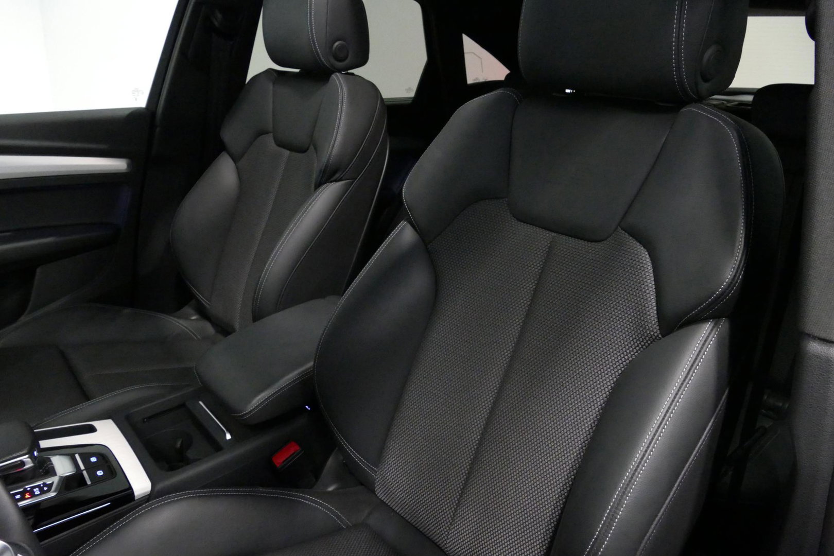 Audi Q5 Sportback 55 TFSI e S edition Competition / S Line / Maxton Design Bodykit V.2 / Panoramadak / Luchtvering / Matrix LED koplampen / Apple Carplay - Android Auto / Ambienteverlichting / Stoelverwarming / Achteruitrijcamera / 21'' LMV
