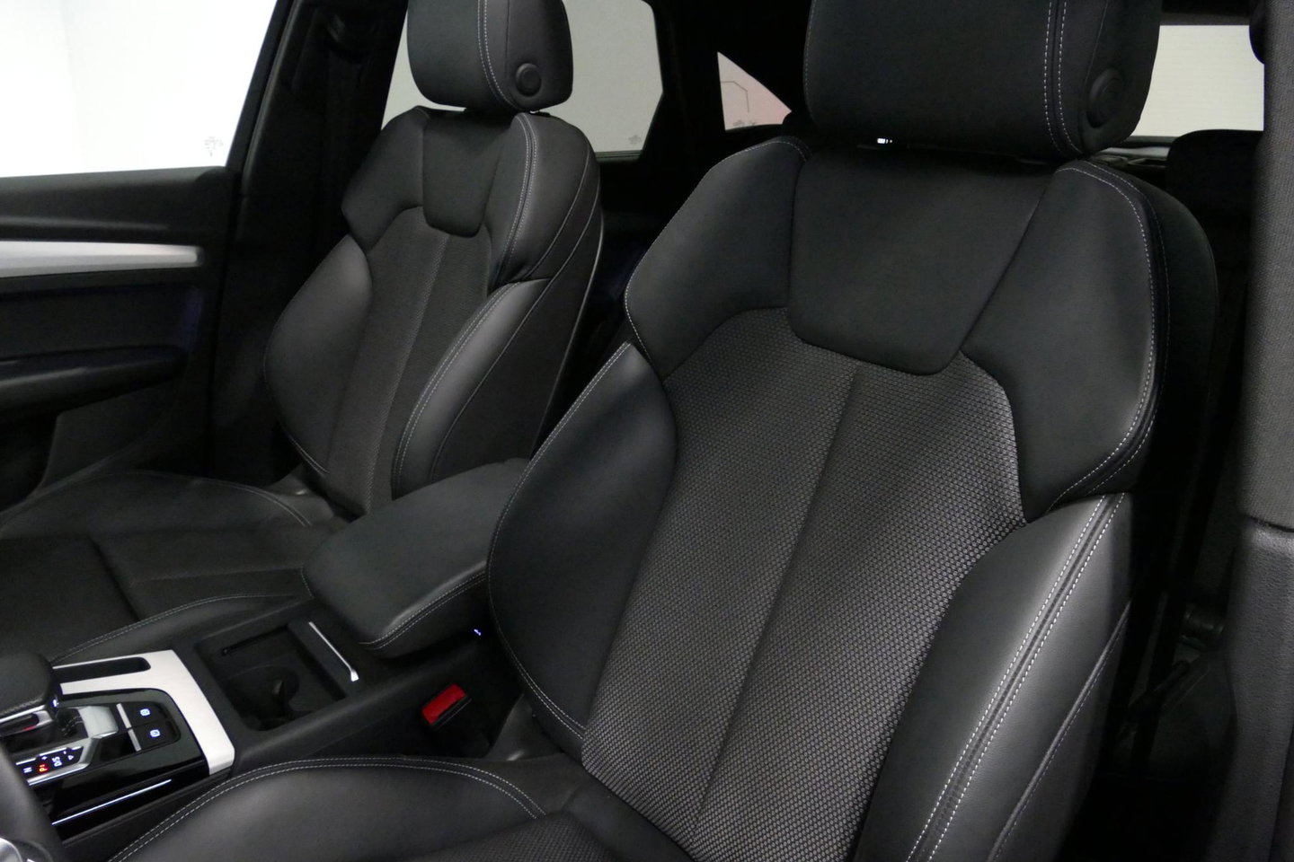 Audi Q5 Sportback 55 TFSI e S edition Competition / S Line / Maxton Design Bodykit V.2 / Panoramadak / Luchtvering / Matrix LED koplampen / Apple Carplay - Android Auto / Ambienteverlichting / Stoelverwarming / Achteruitrijcamera / 21'' LMV