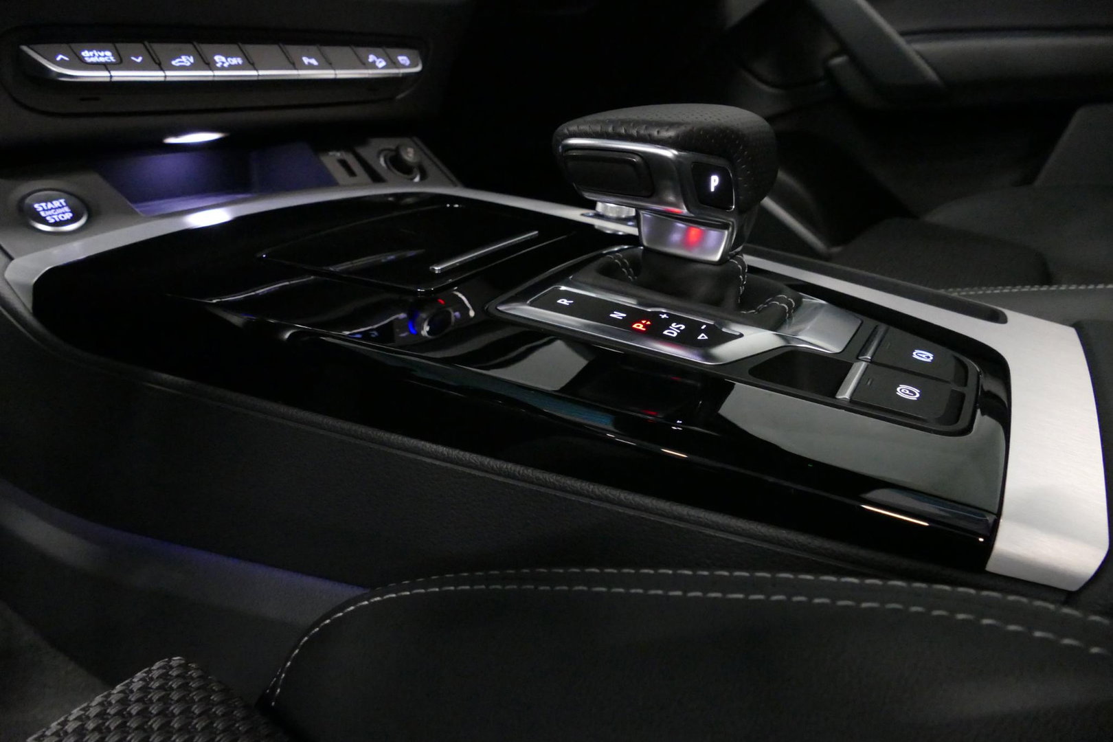 Audi Q5 Sportback 55 TFSI e S edition Competition / S Line / Maxton Design Bodykit V.2 / Panoramadak / Luchtvering / Matrix LED koplampen / Apple Carplay - Android Auto / Ambienteverlichting / Stoelverwarming / Achteruitrijcamera / 21'' LMV