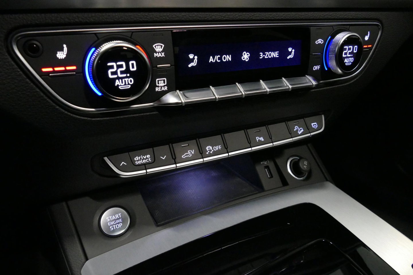 Audi Q5 Sportback 55 TFSI e S edition Competition / S Line / Maxton Design Bodykit V.2 / Panoramadak / Luchtvering / Matrix LED koplampen / Apple Carplay - Android Auto / Ambienteverlichting / Stoelverwarming / Achteruitrijcamera / 21'' LMV