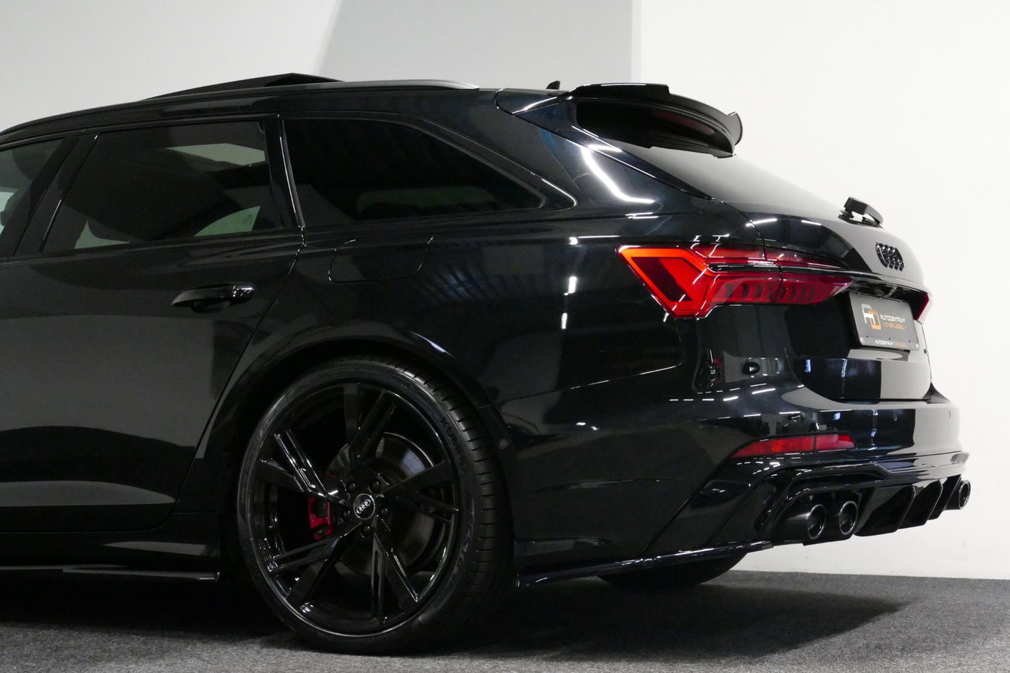 Audi A6 Avant 55 TFSI e quattro S edition Competition / RS6 look / S-Line / Maxton Design Bodykit V.2 / Panoramadak / HD Matrix LED / Bang & Olufsen Sound System / Apple Carplay - Android Auto / Ambienteverlichting / Achteruitrijcamera / Elektr. wegklapbare trekh