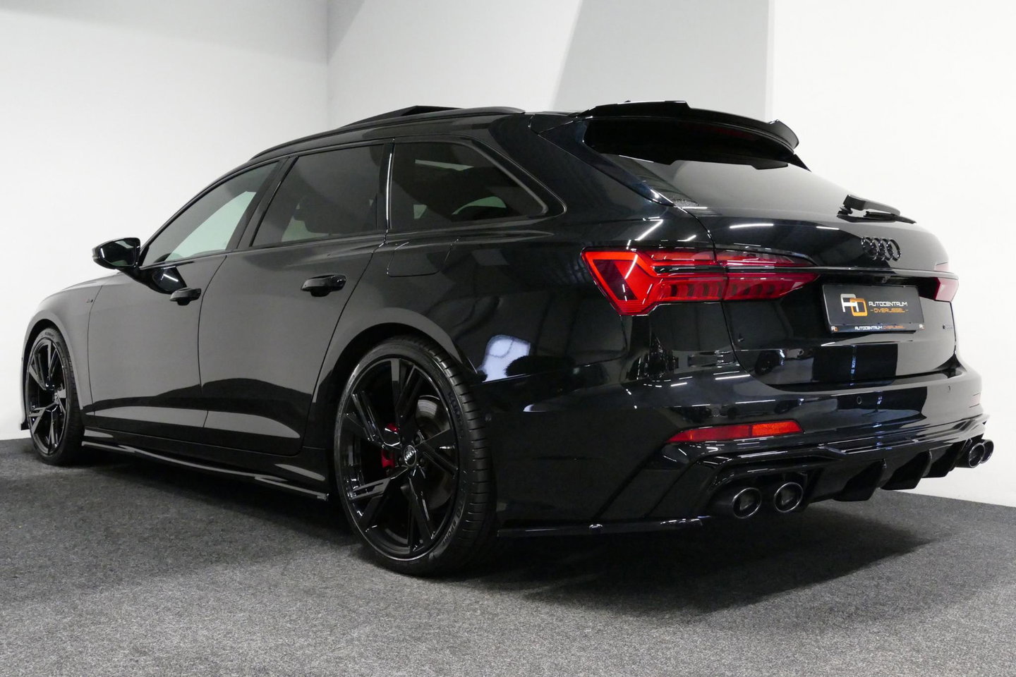 Audi A6 Avant 55 TFSI e quattro S edition Competition / RS6 look / S-Line / Maxton Design Bodykit V.2 / Panoramadak / HD Matrix LED / Bang & Olufsen Sound System / Apple Carplay - Android Auto / Ambienteverlichting / Achteruitrijcamera / Elektr. wegklapbare trekh