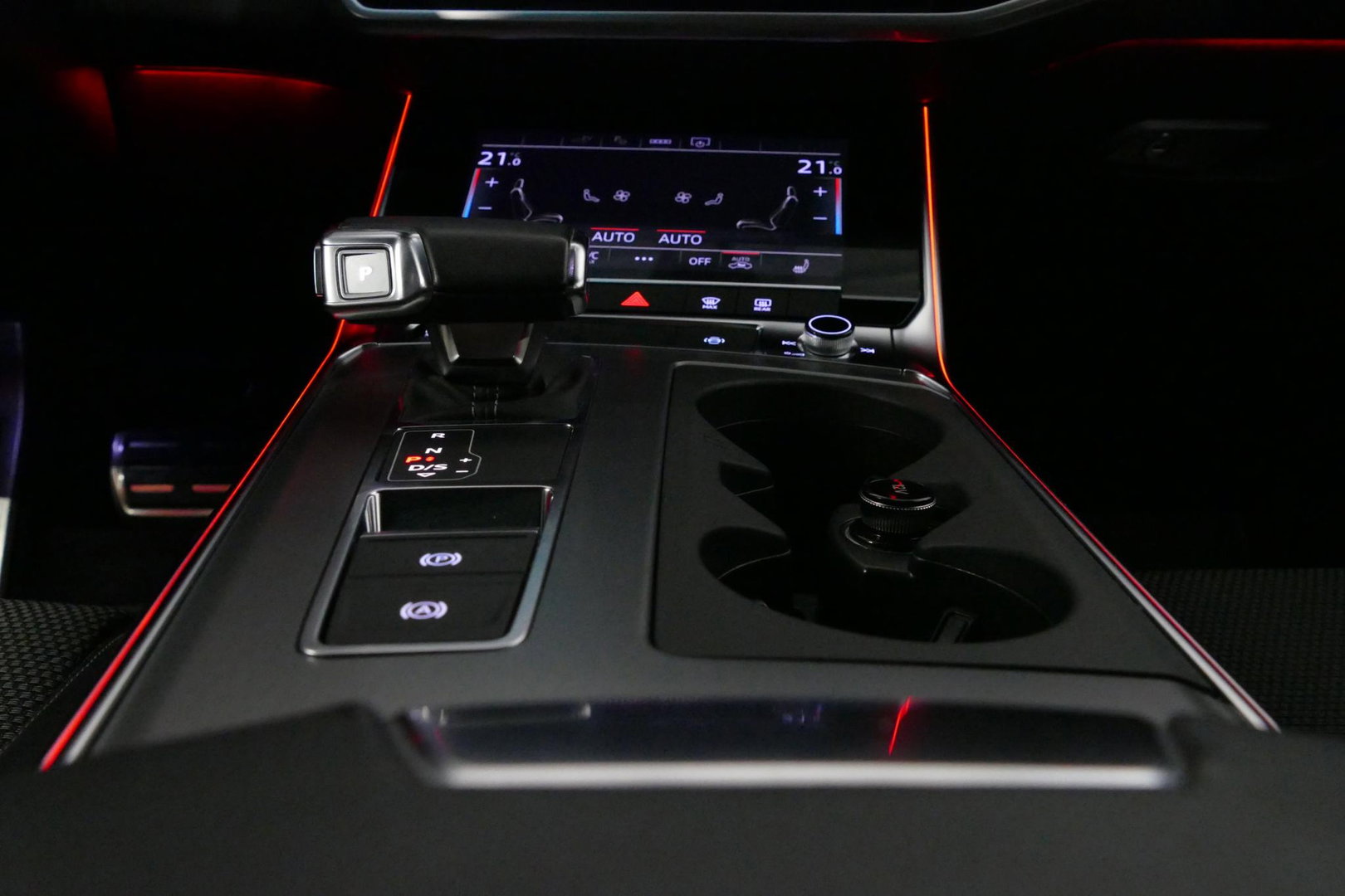 Audi A6 Avant 55 TFSI e quattro S edition Competition / RS6 look / S-Line / Maxton Design Bodykit V.2 / Panoramadak / HD Matrix LED / Bang & Olufsen Sound System / Apple Carplay - Android Auto / Ambienteverlichting / Achteruitrijcamera / Elektr. wegklapbare trekh