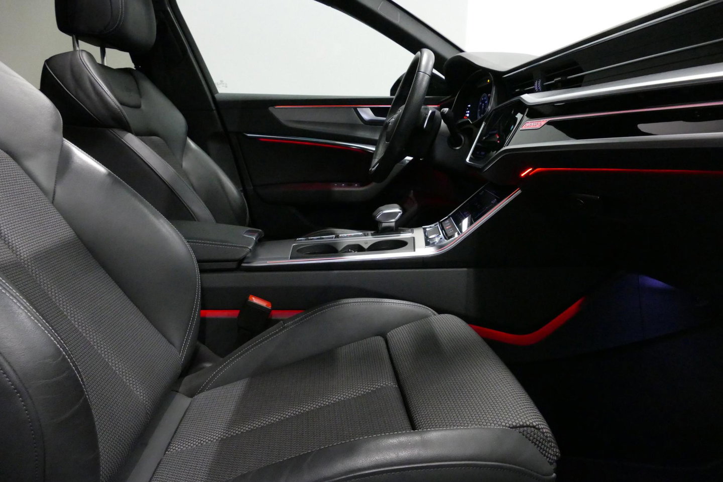 Audi A6 Avant 55 TFSI e quattro S edition Competition / RS6 look / S-Line / Maxton Design Bodykit V.2 / Panoramadak / HD Matrix LED / Bang & Olufsen Sound System / Apple Carplay - Android Auto / Ambienteverlichting / Achteruitrijcamera / Elektr. wegklapbare trekh