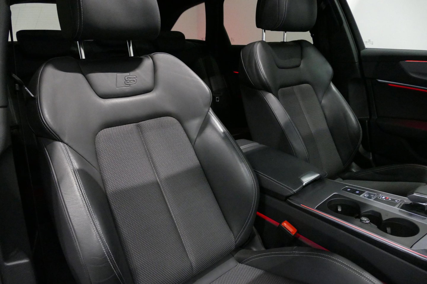Audi A6 Avant 55 TFSI e quattro S edition Competition / RS6 look / S-Line / Maxton Design Bodykit V.2 / Panoramadak / HD Matrix LED / Bang & Olufsen Sound System / Apple Carplay - Android Auto / Ambienteverlichting / Achteruitrijcamera / Elektr. wegklapbare trekh