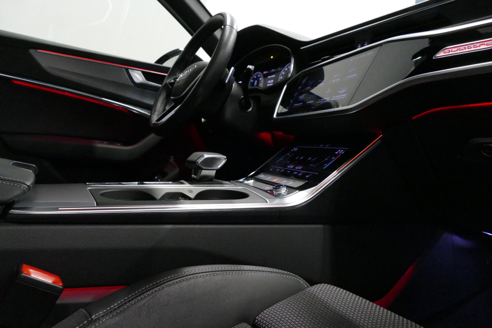 Audi A6 Avant 55 TFSI e quattro S edition Competition / RS6 look / S-Line / Maxton Design Bodykit V.2 / Panoramadak / HD Matrix LED / Bang & Olufsen Sound System / Apple Carplay - Android Auto / Ambienteverlichting / Achteruitrijcamera / Elektr. wegklapbare trekh