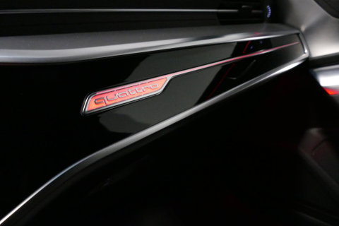 Audi A6 Avant 55 TFSI e quattro S edition Competition / RS6 look / S-Line / Maxton Design Bodykit V.2 / Panoramadak / HD Matrix LED / Bang & Olufsen Sound System / Apple Carplay - Android Auto / Ambienteverlichting / Achteruitrijcamera / Elektr. wegklapbare trekh