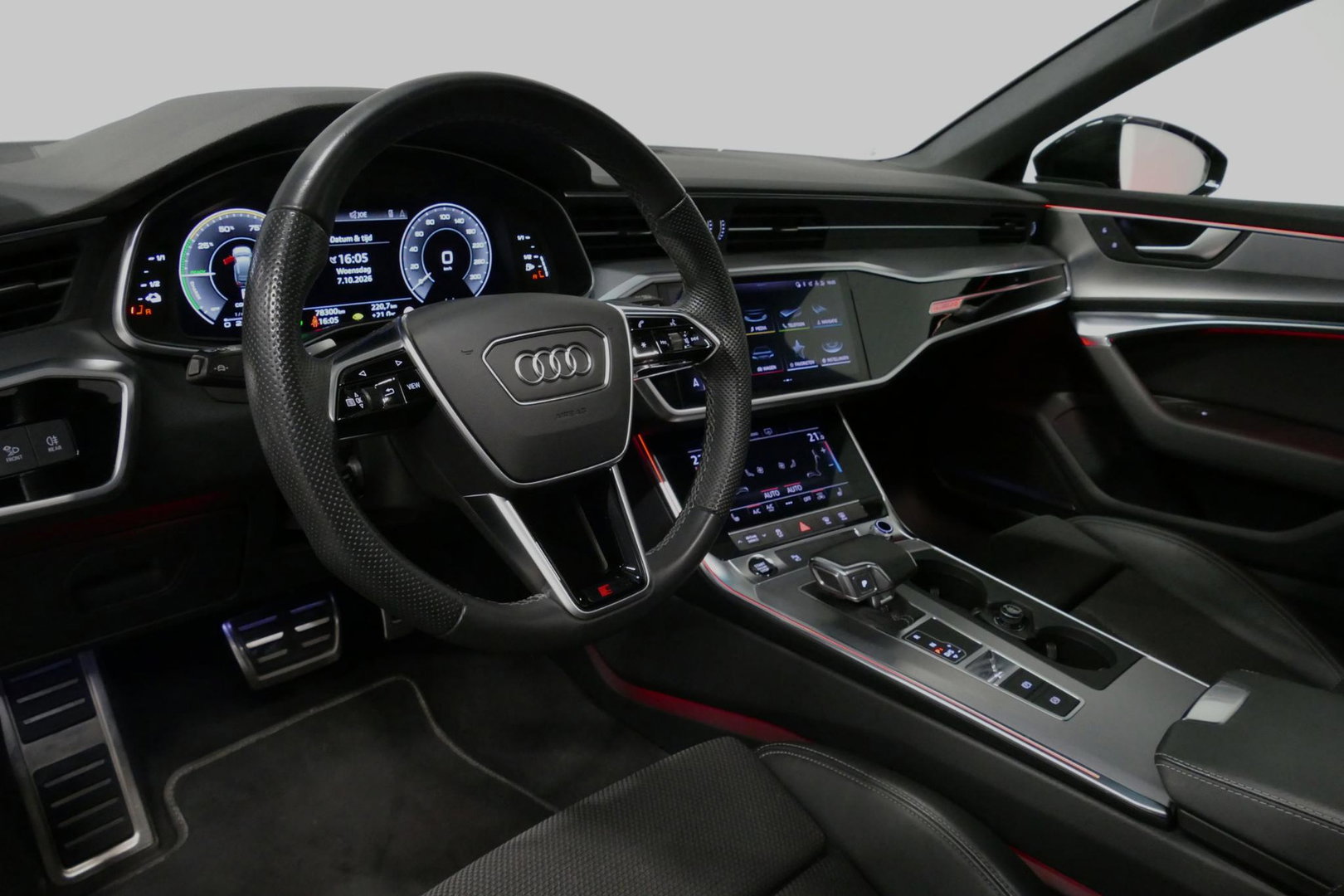 Audi A6 Avant 55 TFSI e quattro S edition Competition / RS6 look / S-Line / Maxton Design Bodykit V.2 / Panoramadak / HD Matrix LED / Bang & Olufsen Sound System / Apple Carplay - Android Auto / Ambienteverlichting / Achteruitrijcamera / Elektr. wegklapbare trekh