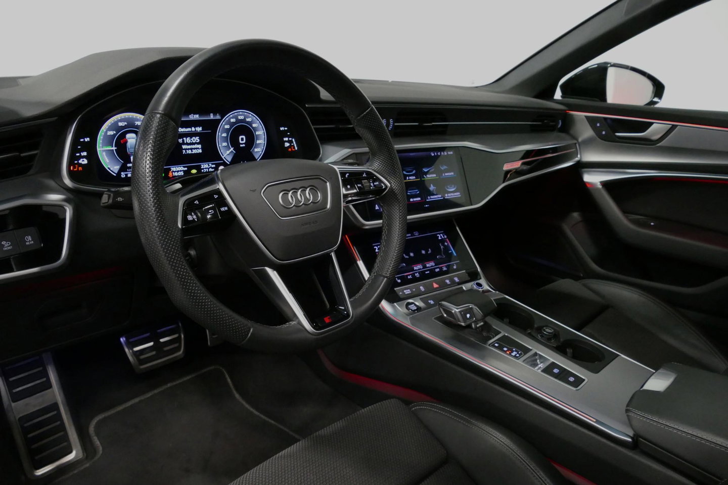 Audi A6 Avant 55 TFSI e quattro S edition Competition / RS6 look / S-Line / Maxton Design Bodykit V.2 / Panoramadak / HD Matrix LED / Bang & Olufsen Sound System / Apple Carplay - Android Auto / Ambienteverlichting / Achteruitrijcamera / Elektr. wegklapbare trekh