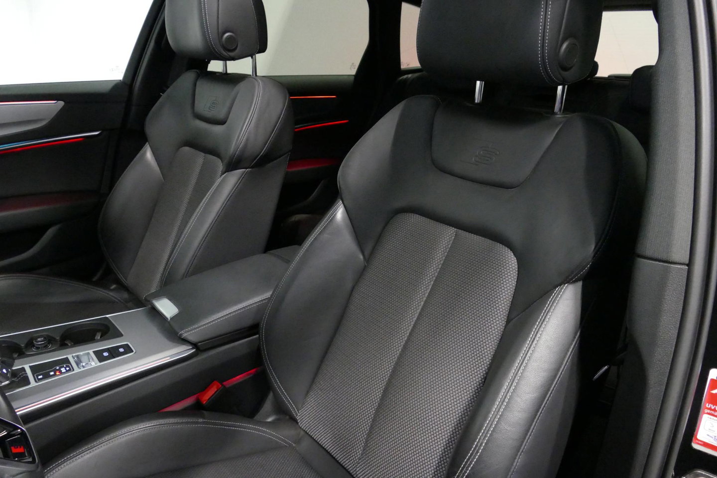 Audi A6 Avant 55 TFSI e quattro S edition Competition / RS6 look / S-Line / Maxton Design Bodykit V.2 / Panoramadak / HD Matrix LED / Bang & Olufsen Sound System / Apple Carplay - Android Auto / Ambienteverlichting / Achteruitrijcamera / Elektr. wegklapbare trekh