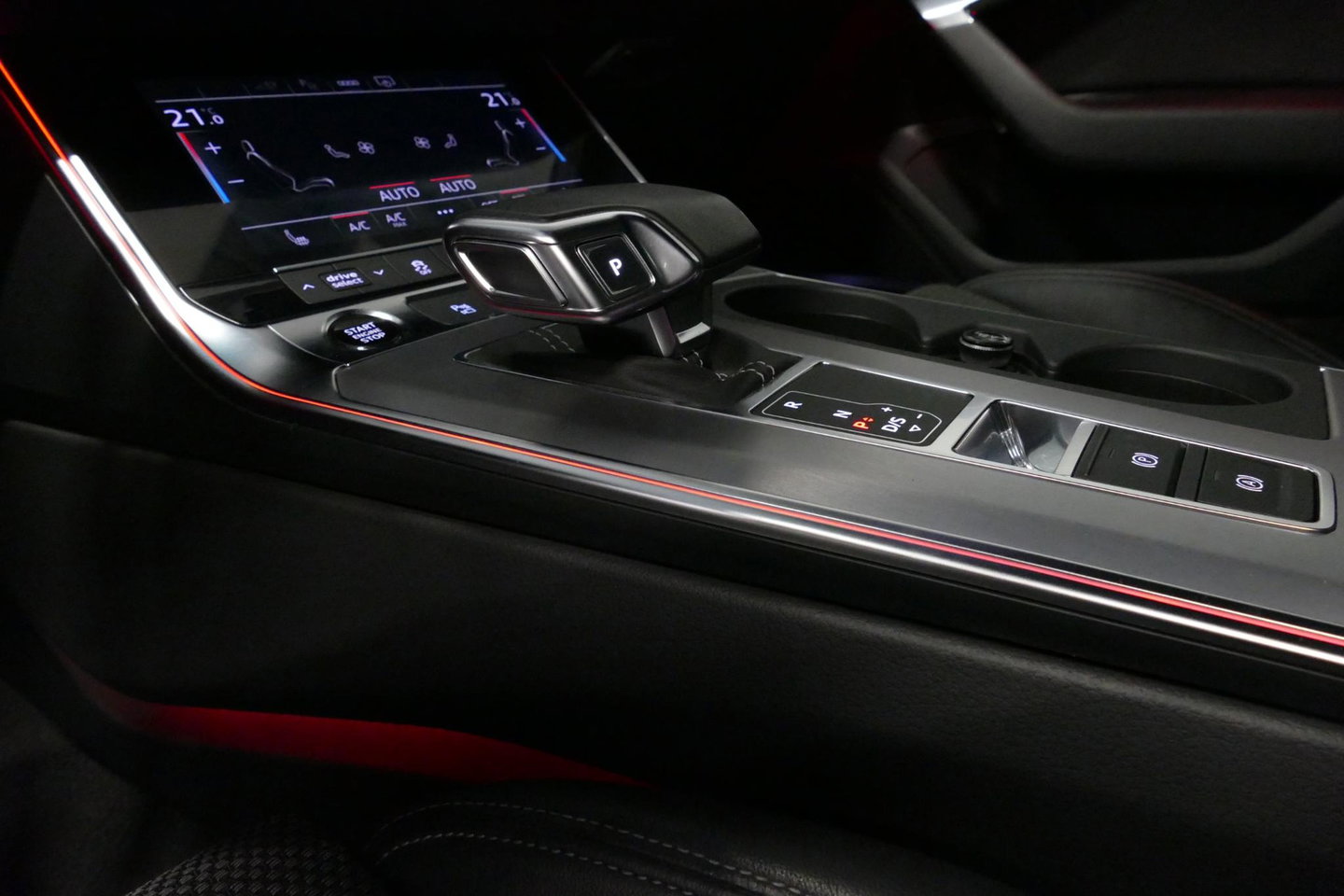 Audi A6 Avant 55 TFSI e quattro S edition Competition / RS6 look / S-Line / Maxton Design Bodykit V.2 / Panoramadak / HD Matrix LED / Bang & Olufsen Sound System / Apple Carplay - Android Auto / Ambienteverlichting / Achteruitrijcamera / Elektr. wegklapbare trekh