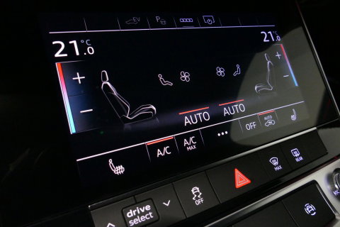 Audi A6 Avant 55 TFSI e quattro S edition Competition / RS6 look / S-Line / Maxton Design Bodykit V.2 / Panoramadak / HD Matrix LED / Bang & Olufsen Sound System / Apple Carplay - Android Auto / Ambienteverlichting / Achteruitrijcamera / Elektr. wegklapbare trekh