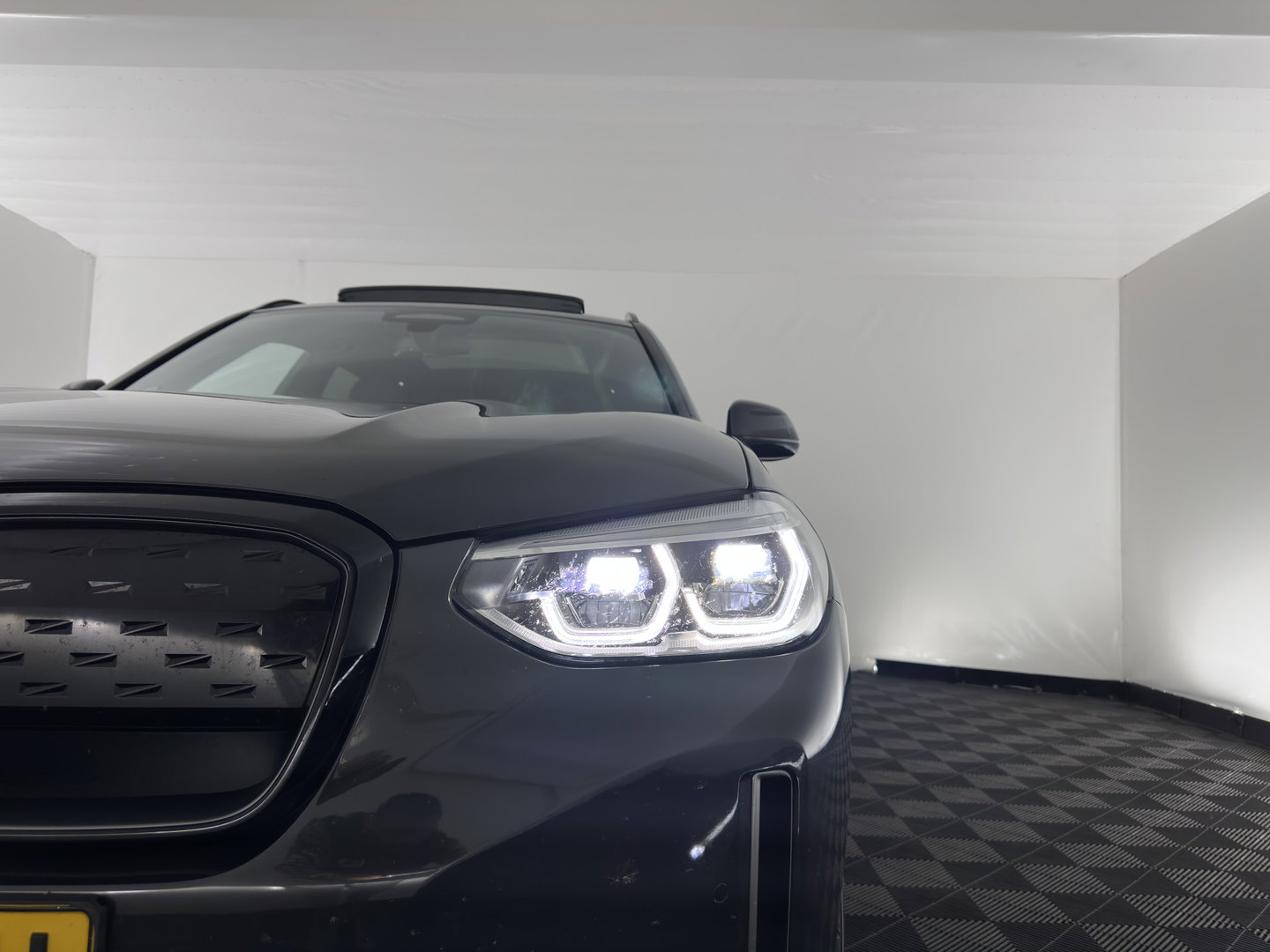 BMW iX3 High Executive 80 kWh [3-Fase-11kW] {SoH-100%} (INCL-BTW) Aut. *PANO | LEATHER | HARMAN/KARDON | ADAPTIVE-CRUISE | FULL-LED | BLINDSPOT | MEMORY-PACK | DIGI-COCKPIT | HEATED-SPORTSEATS | KEYLESS | CAMERA | DAB+ | TOWBAR | HEAD-UP | 20''AL