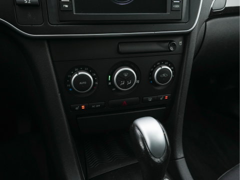 Saab 9-3 Sport Estate 1.8t Vector Aut. *LEATHER-FABRIC | XENON | NAVI-FULLMAP | HEATED-COMFORTSEATS | PRIVACY-GLASS | ECC | PDC | TOWBAR | CRUISE | 17''ALU*
