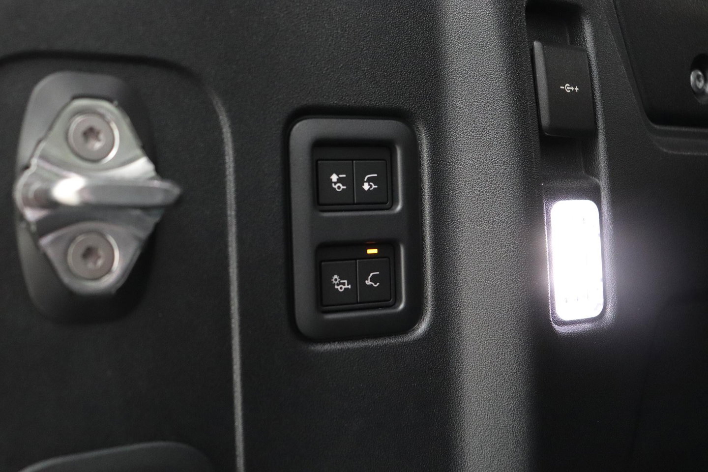 Land Rover Defender 110 P300e X-Dynamic HSE | SATIN | ClearSight | Meridian Surround | Head-Up | 360° Camera | Stoelventilatie | 22 Inch