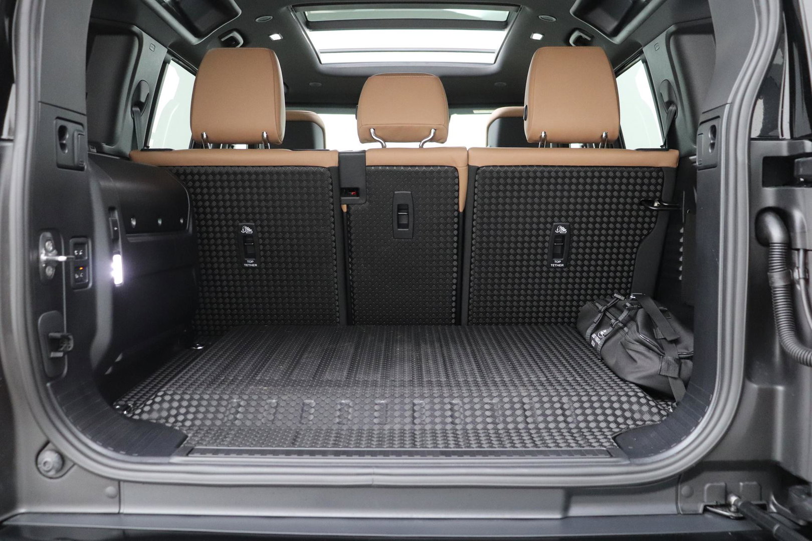 Land Rover Defender 110 P300e X-Dynamic HSE | SATIN | ClearSight | Meridian Surround | Head-Up | 360° Camera | Stoelventilatie | 22 Inch
