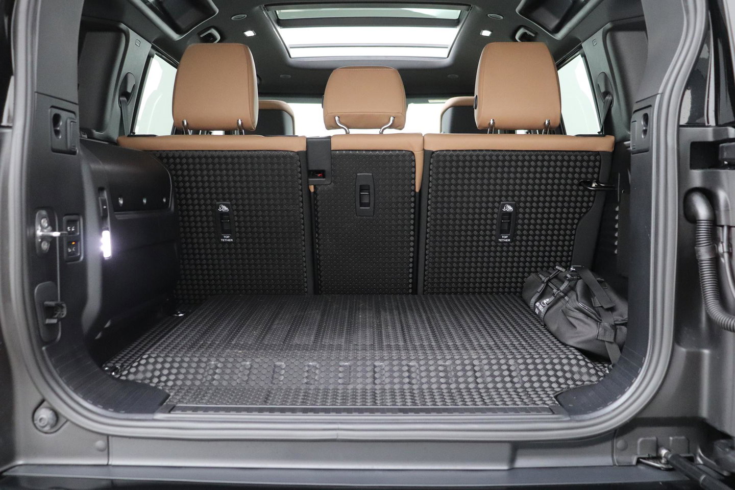 Land Rover Defender 110 P300e X-Dynamic HSE | SATIN | ClearSight | Meridian Surround | Head-Up | 360° Camera | Stoelventilatie | 22 Inch