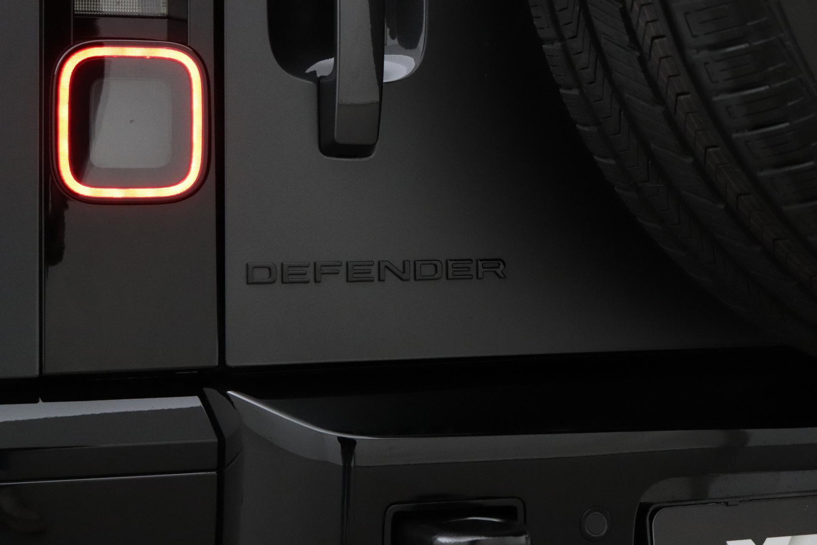 Land Rover Defender 110 P300e X-Dynamic HSE | SATIN | ClearSight | Meridian Surround | Head-Up | 360° Camera | Stoelventilatie | 22 Inch