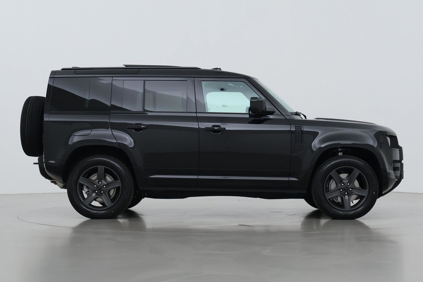 Land Rover Defender 110 P300e X-Dynamic SE | FACELIFT | Luchtvering | ClearSight | Black Pack | Panoramadak | Trekhaak | 360° Camera | Koelbox | ACC