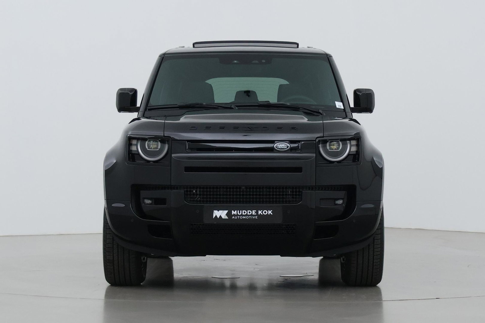 Land Rover Defender 110 P300e X-Dynamic SE | FACELIFT | Luchtvering | ClearSight | Black Pack | Panoramadak | Trekhaak | 360° Camera | Koelbox | ACC