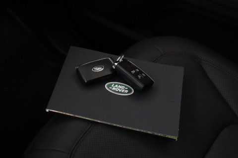 Land Rover Defender 110 P300e X-Dynamic SE | FACELIFT | Luchtvering | ClearSight | Black Pack | Panoramadak | Trekhaak | 360° Camera | Koelbox | ACC