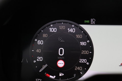 Land Rover Defender 110 P300e X-Dynamic SE | FACELIFT | Luchtvering | ClearSight | Black Pack | Panoramadak | Trekhaak | 360° Camera | Koelbox | ACC