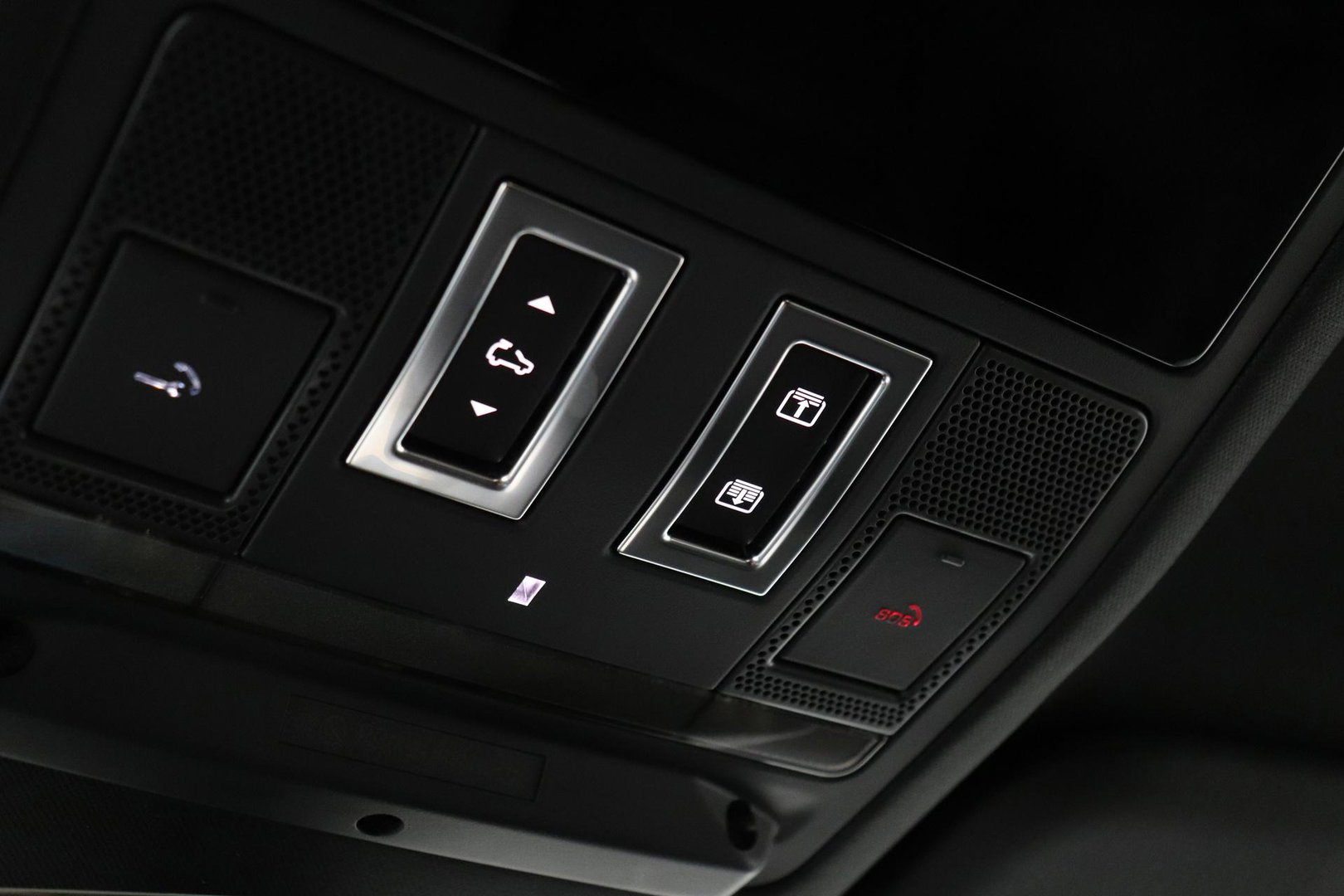 Land Rover Defender 110 P300e X-Dynamic SE | FACELIFT | Luchtvering | ClearSight | Black Pack | Panoramadak | Trekhaak | 360° Camera | Koelbox | ACC