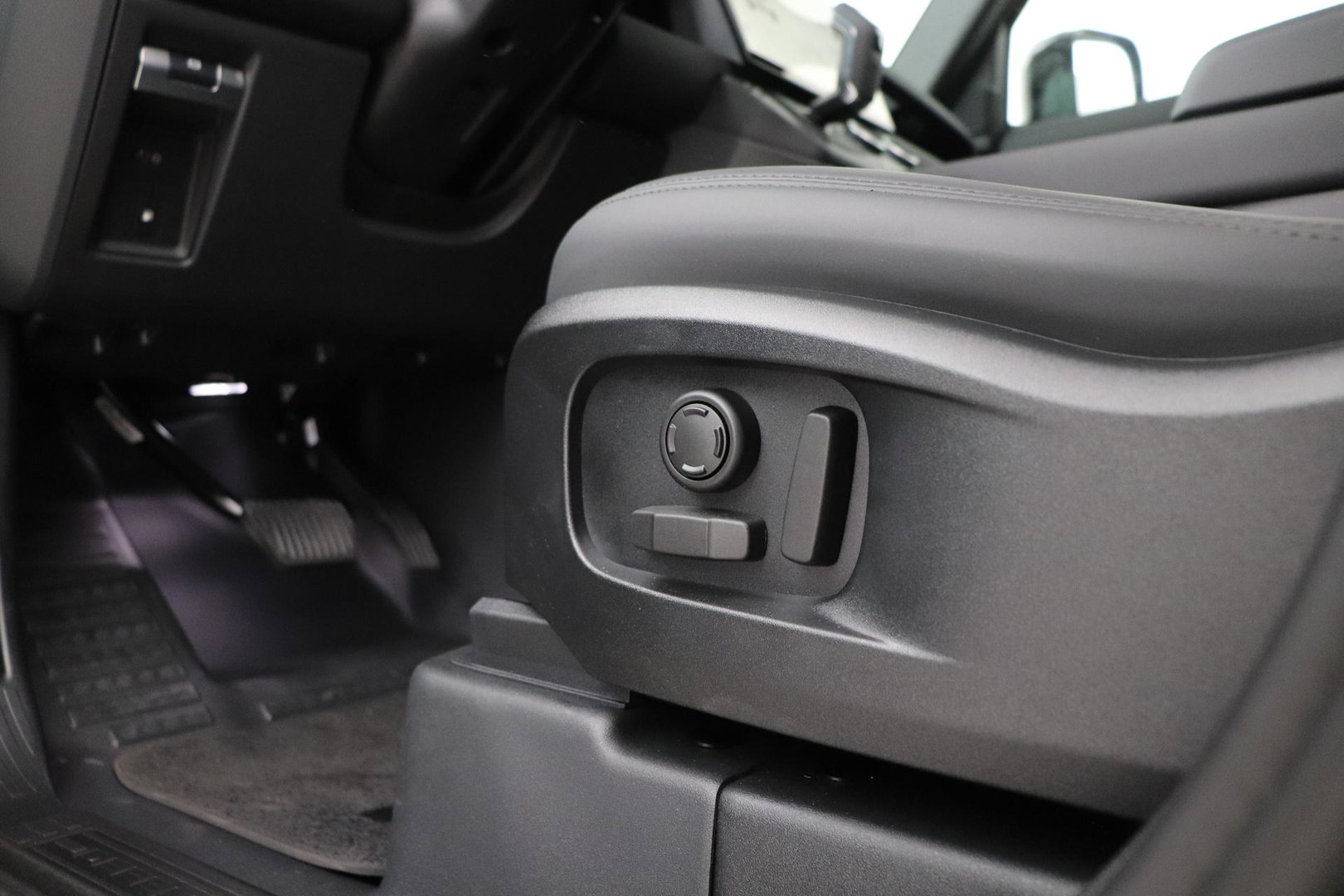 Land Rover Defender 110 P300e X-Dynamic SE | FACELIFT | Luchtvering | ClearSight | Black Pack | Panoramadak | Trekhaak | 360° Camera | Koelbox | ACC