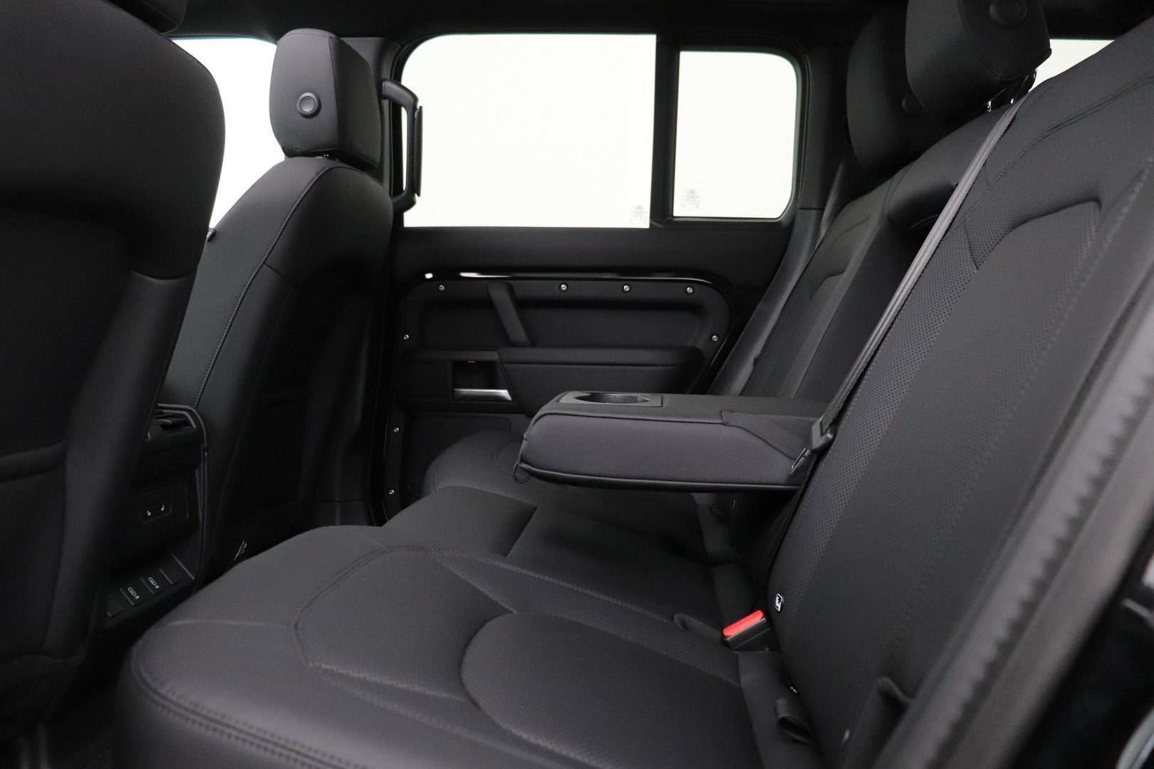 Land Rover Defender 110 P300e X-Dynamic SE | FACELIFT | Luchtvering | ClearSight | Black Pack | Panoramadak | Trekhaak | 360° Camera | Koelbox | ACC