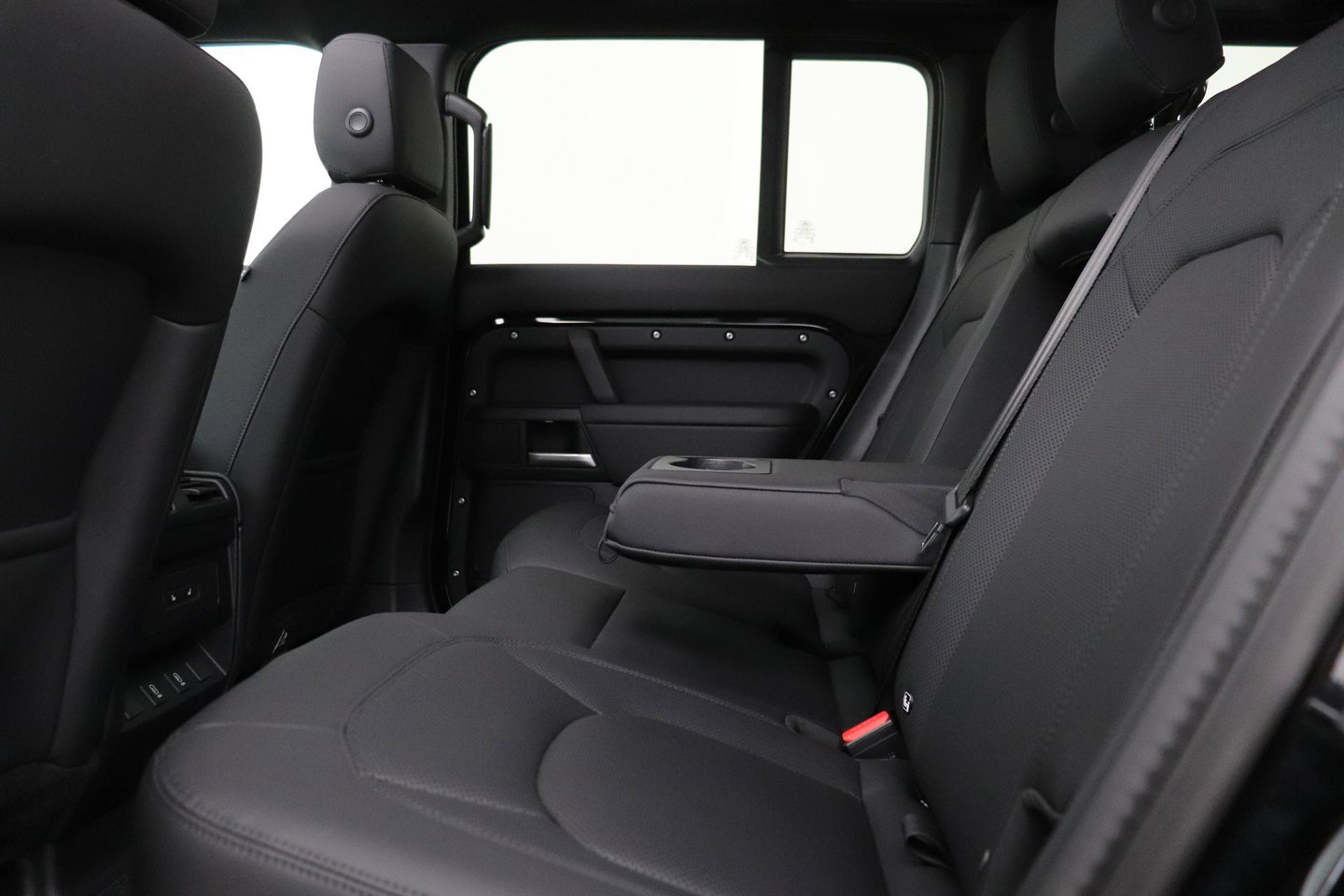 Land Rover Defender 110 P300e X-Dynamic SE | FACELIFT | Luchtvering | ClearSight | Black Pack | Panoramadak | Trekhaak | 360° Camera | Koelbox | ACC