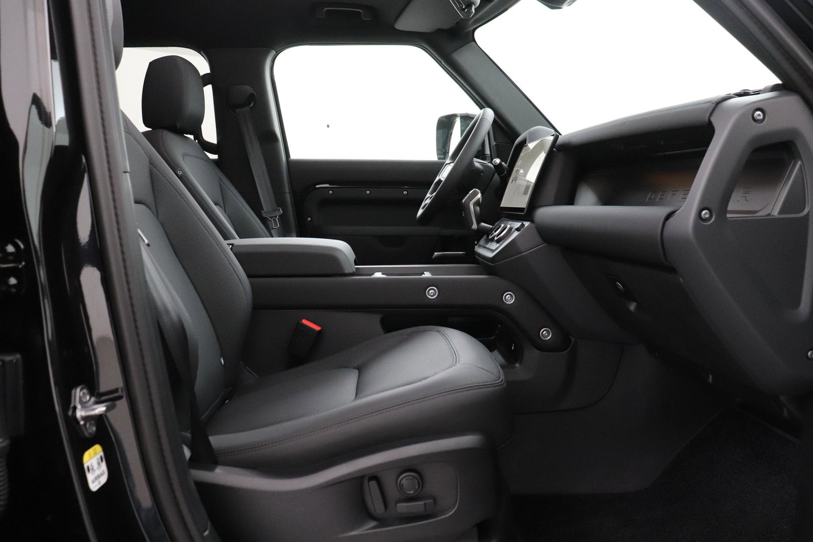 Land Rover Defender 110 P300e X-Dynamic SE | FACELIFT | Luchtvering | ClearSight | Black Pack | Panoramadak | Trekhaak | 360° Camera | Koelbox | ACC