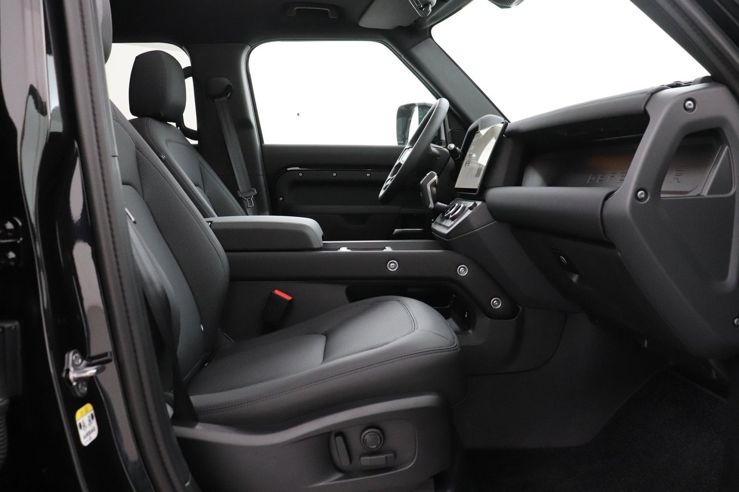 Land Rover Defender 110 P300e X-Dynamic SE | FACELIFT | Luchtvering | ClearSight | Black Pack | Panoramadak | Trekhaak | 360° Camera | Koelbox | ACC