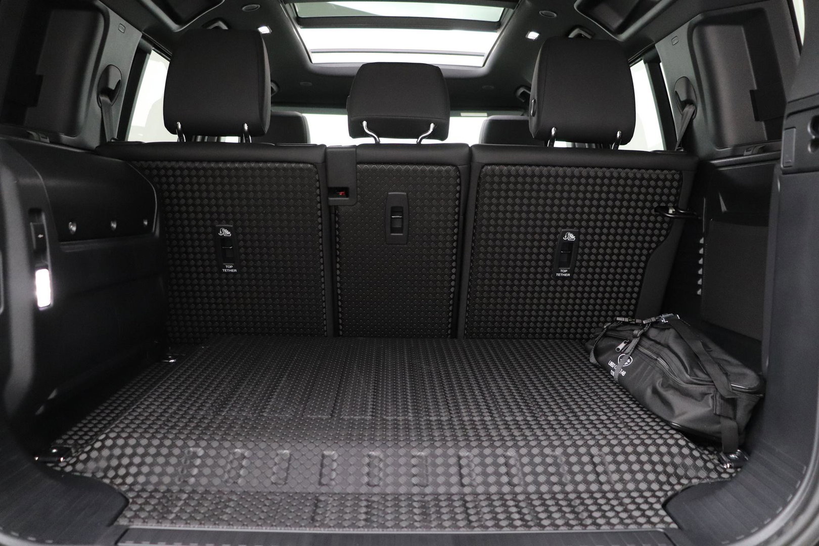 Land Rover Defender 110 P300e X-Dynamic SE | FACELIFT | Luchtvering | ClearSight | Black Pack | Panoramadak | Trekhaak | 360° Camera | Koelbox | ACC