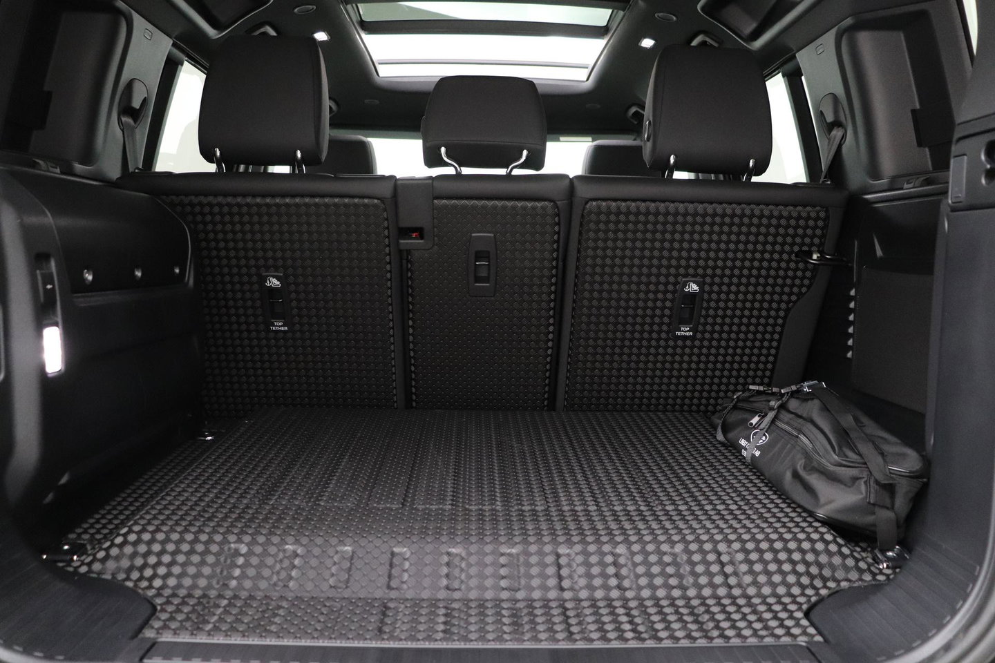 Land Rover Defender 110 P300e X-Dynamic SE | FACELIFT | Luchtvering | ClearSight | Black Pack | Panoramadak | Trekhaak | 360° Camera | Koelbox | ACC