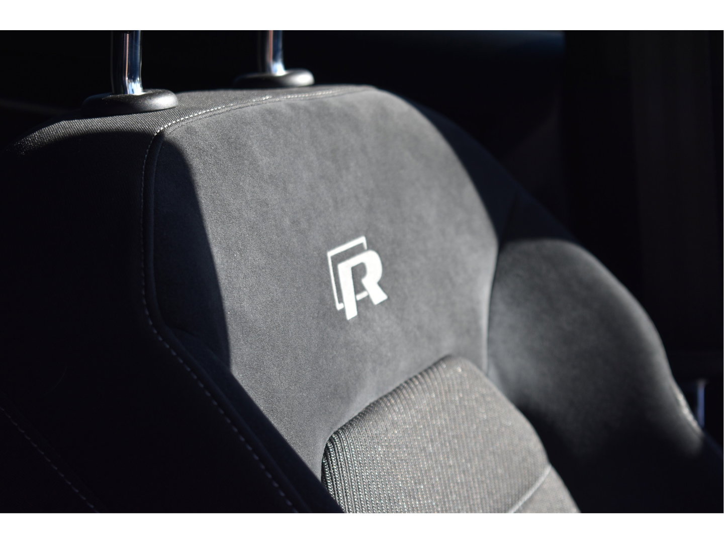 Volkswagen Golf 7.5 2.0 TSI 4Motion R 301PK | Keyless | Pano | Virtual cockpit | Dynaudio | Carplay | Stoelverwarming | Full LED
