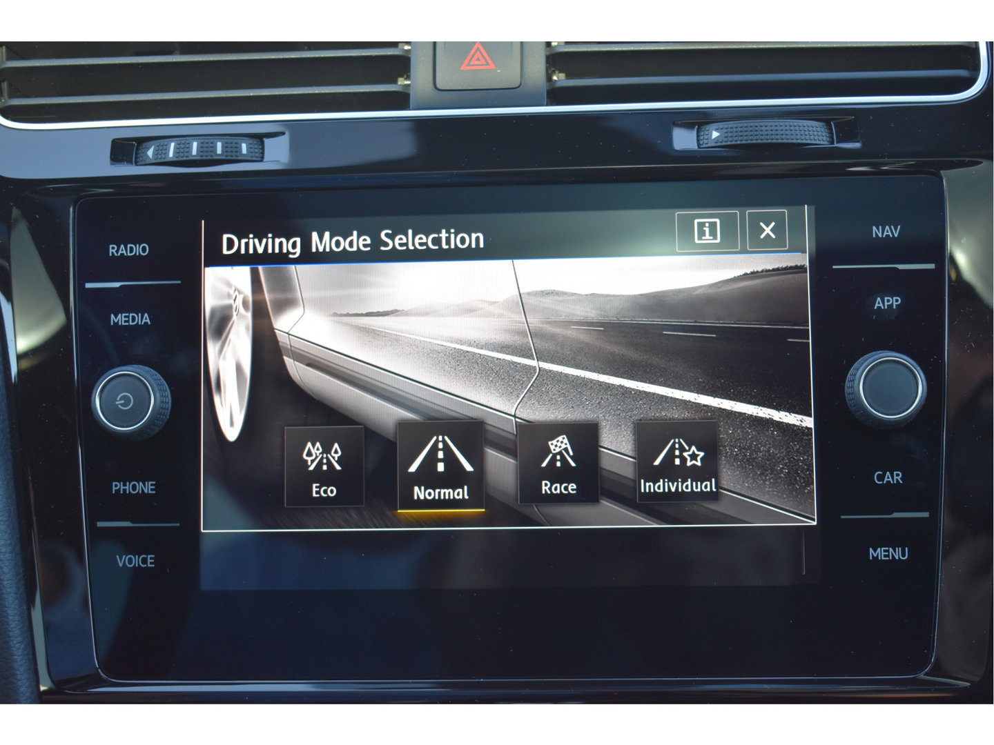 Volkswagen Golf 7.5 2.0 TSI 4Motion R 301PK | Keyless | Pano | Virtual cockpit | Dynaudio | Carplay | Stoelverwarming | Full LED