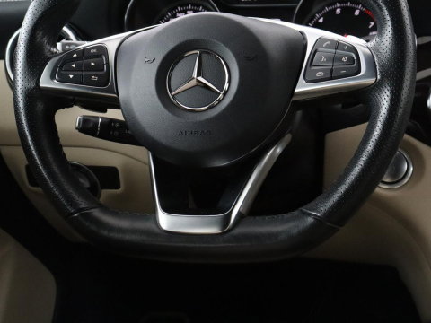 Mercedes-Benz GLA 180 Premium | Panoramadak | Leder | Cruise control | Stoelverwarming | Camera | Park assist | Navigatie | Carplay | Climate control | Full LED