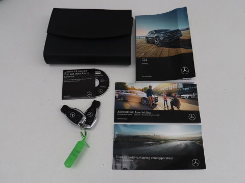 Mercedes-Benz GLA 180 Premium | Panoramadak | Leder | Cruise control | Stoelverwarming | Camera | Park assist | Navigatie | Carplay | Climate control | Full LED