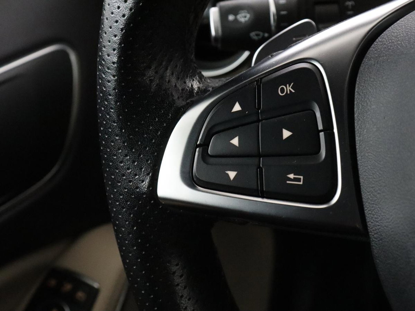 Mercedes-Benz GLA 180 Premium | Panoramadak | Leder | Cruise control | Stoelverwarming | Camera | Park assist | Navigatie | Carplay | Climate control | Full LED